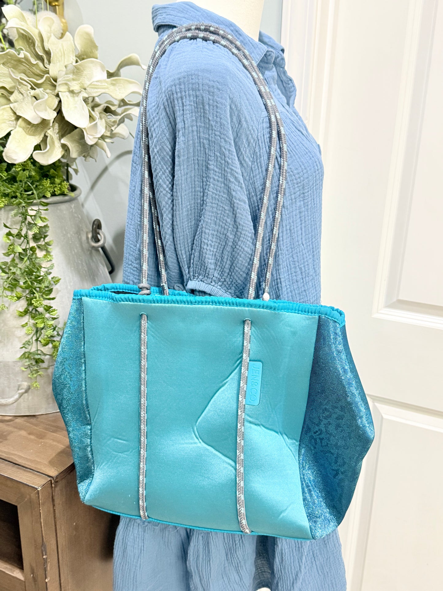 Turquoise Leopard Neoprene Tote EUC