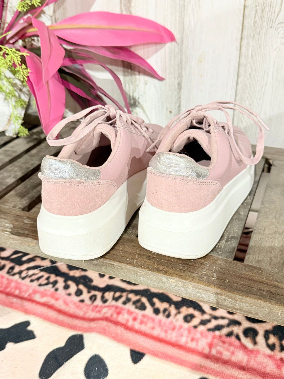 Womens UGG Platform Sneakers Size 6 EUC