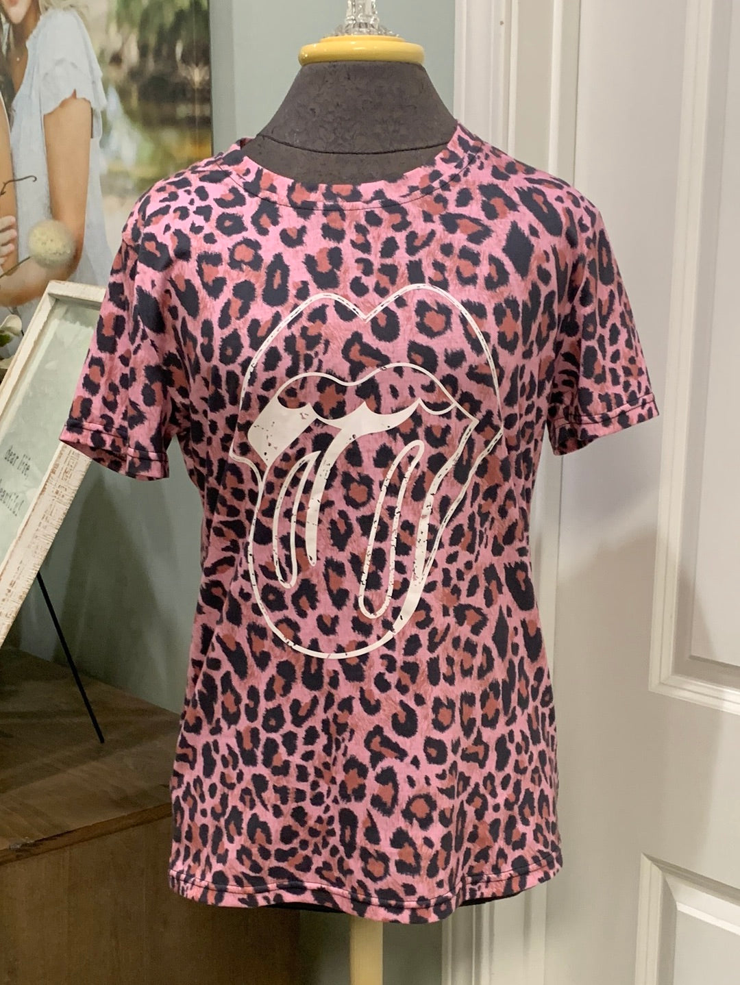 Womens Pink Leopard Tee Size Medium