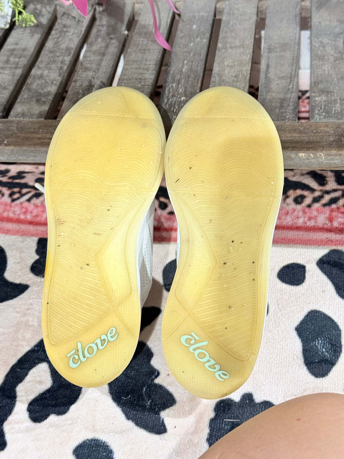 Womens Clove Sneakers Size 7M GUC