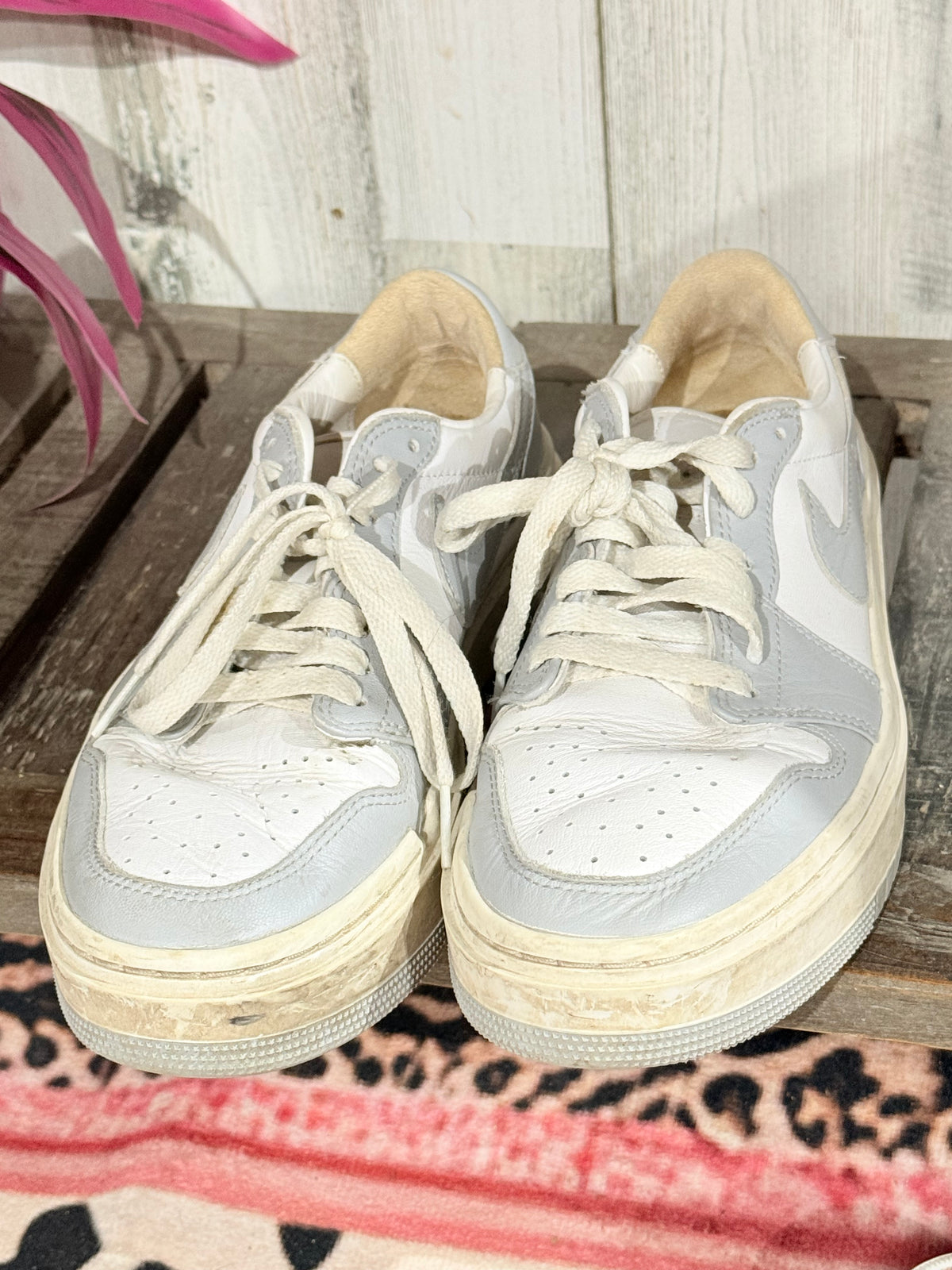 Womens Nike Sneakers Size 8 GUC