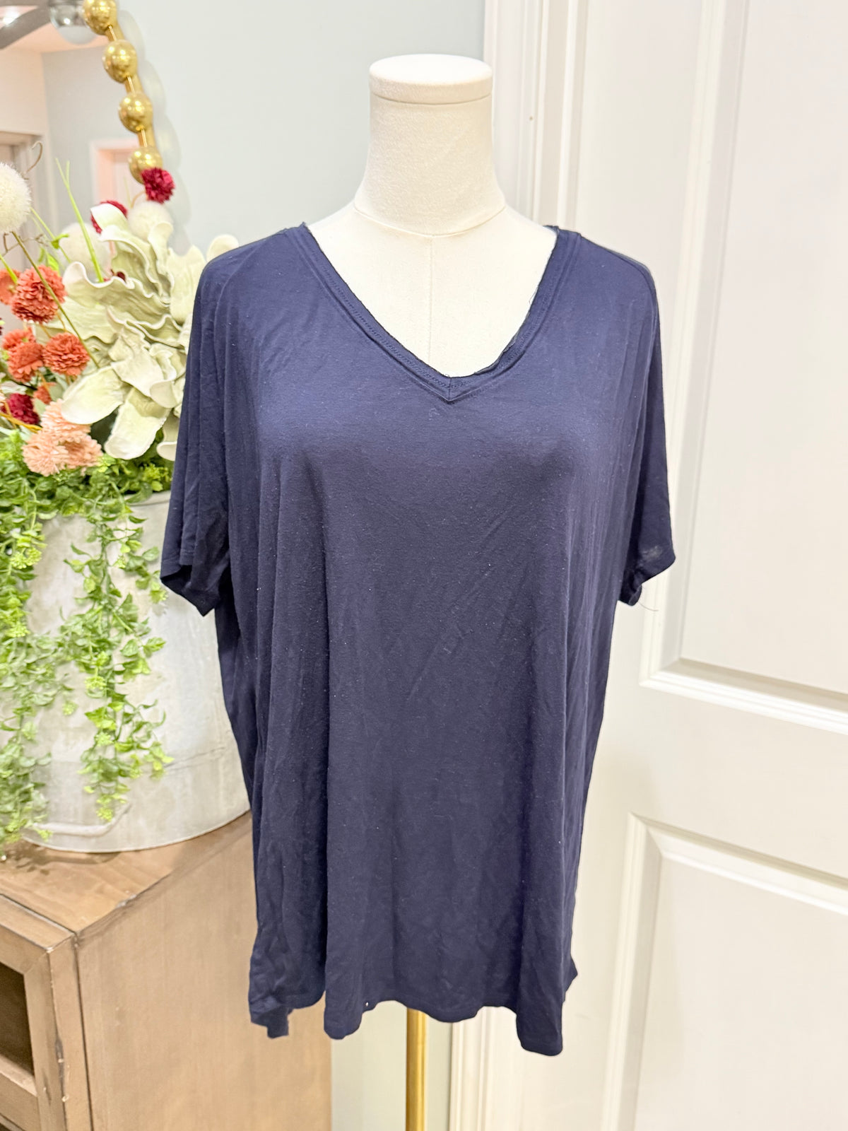 Womens Navy V-Neck Tshirt Medium EUC