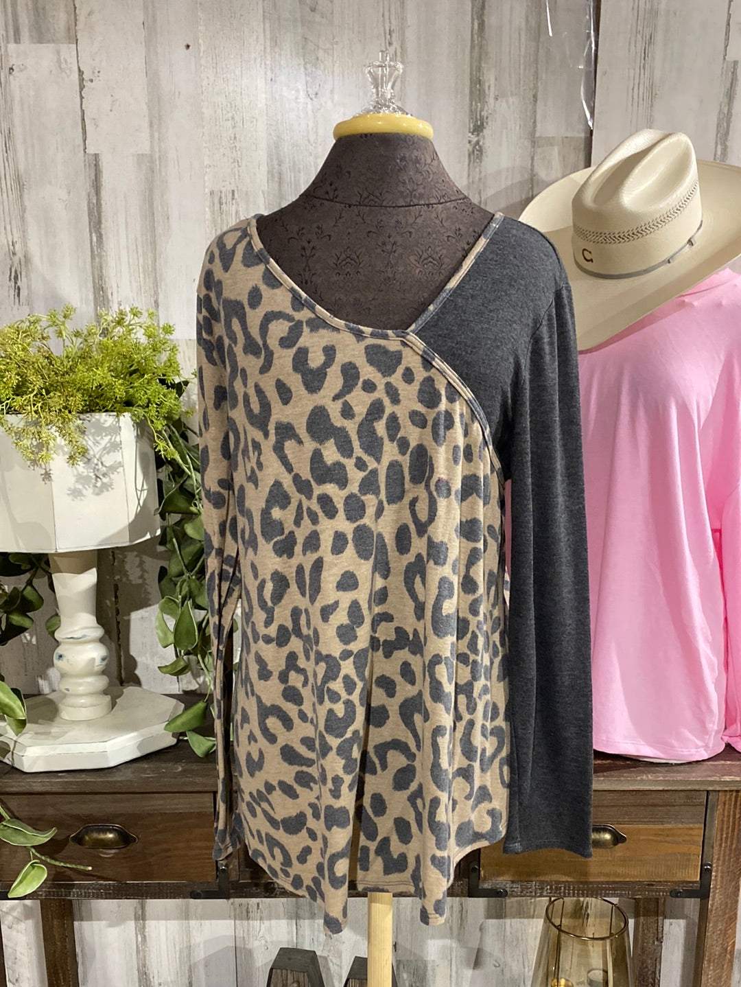 Womens Leopard Vibe Top Large/XLarge